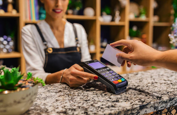 Monosnap hand of customer paying with contactless credit card with nfc technology.jpg 612×408 2023 07 13 15 33 44